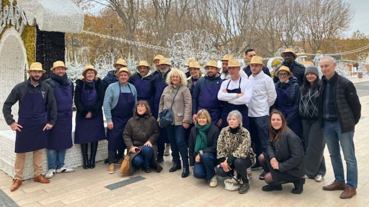Pots de soupe solidaires préparés par des chefs