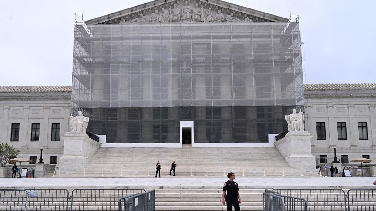 Vue générale du tribunal américain et caricature d