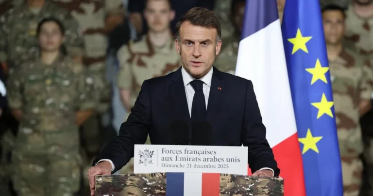 Macron lance le porte-avions qui remplacera le Charles de Gaulle