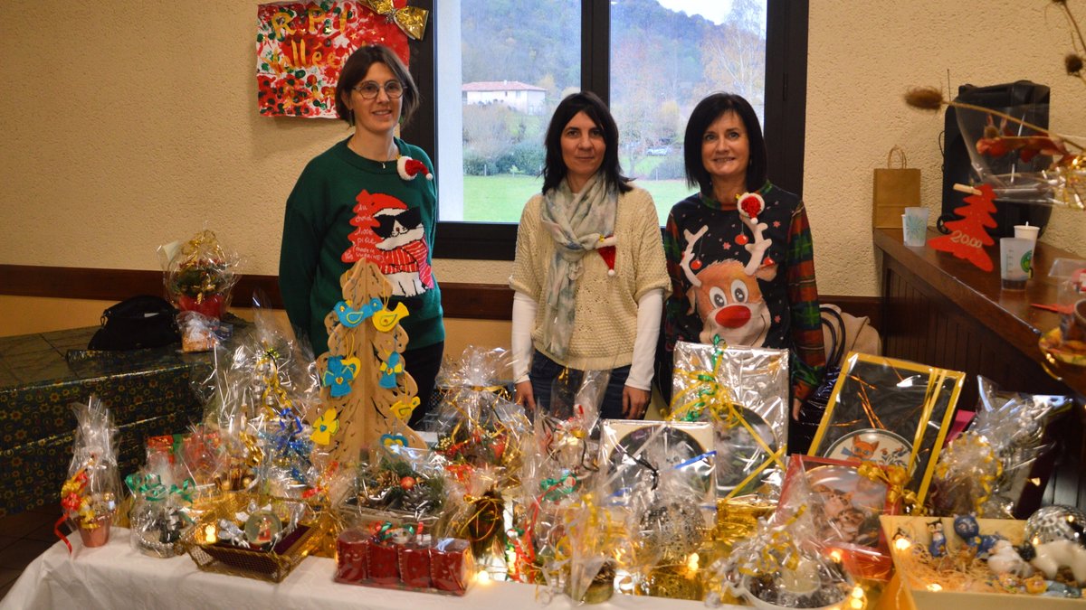 Vue des stands du marché artisanal de Noël à Chein-Dessus