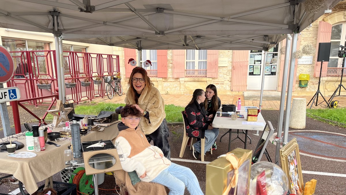 Stands et bénévoles lors du marché de Noël à Meymac