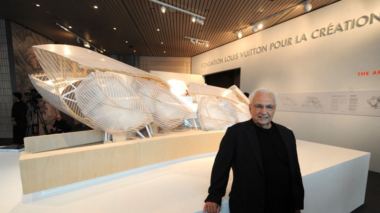 Photographie de l'architecte Frank Gehry et de ses œuvres