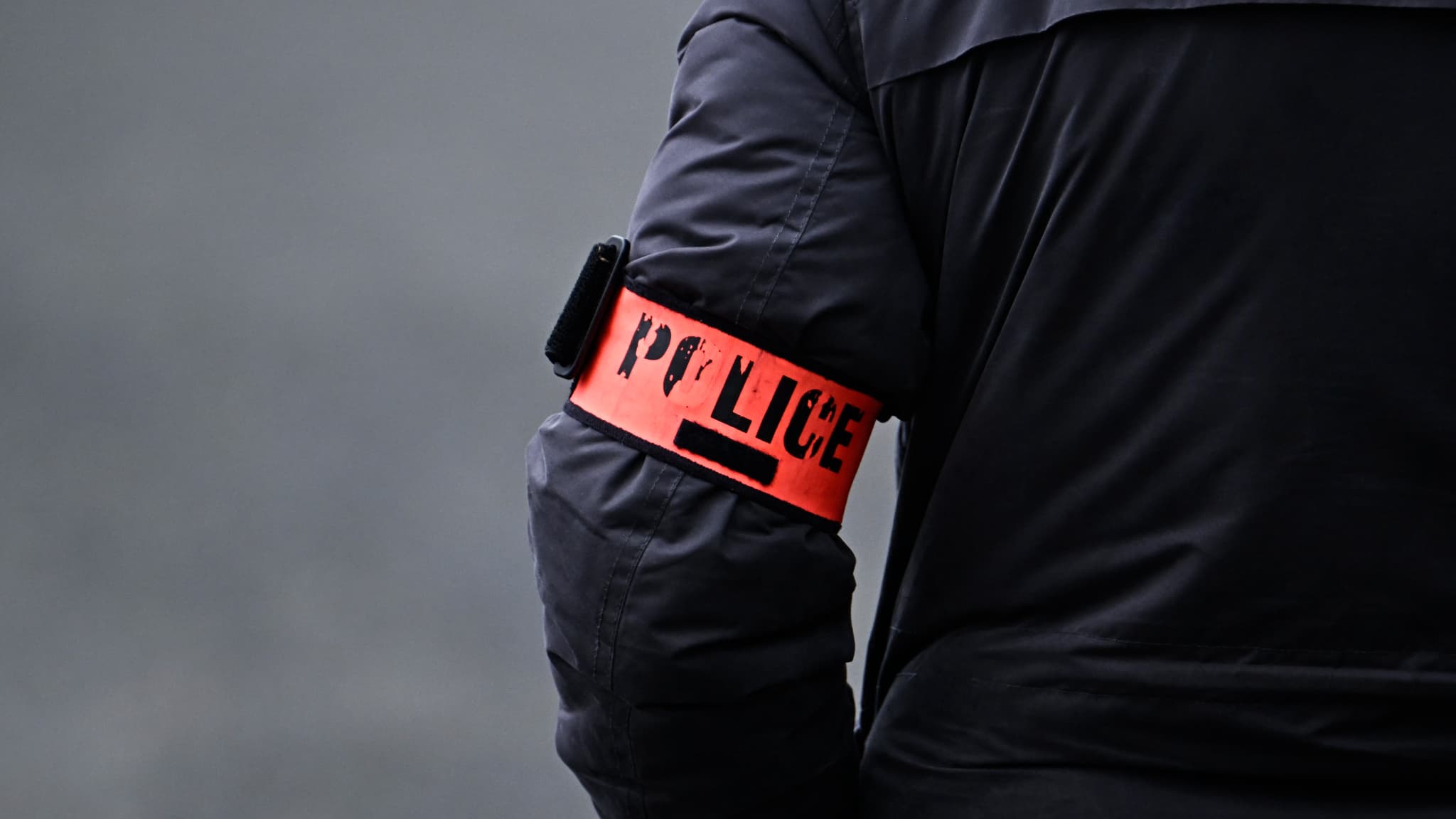 Illustration d'un officier de police en contexte d'enquête