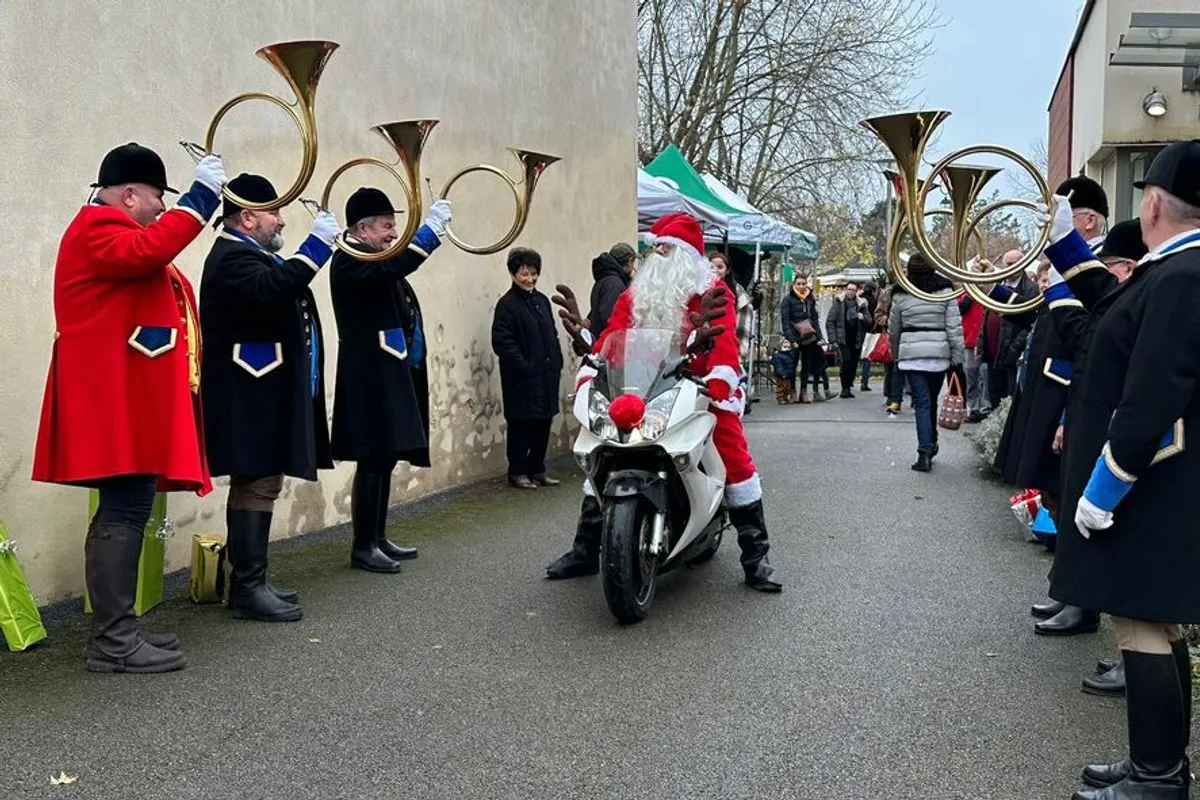 Marché de Noël à Saint-Pierre-le-Moûtier avec exposants et visiteurs