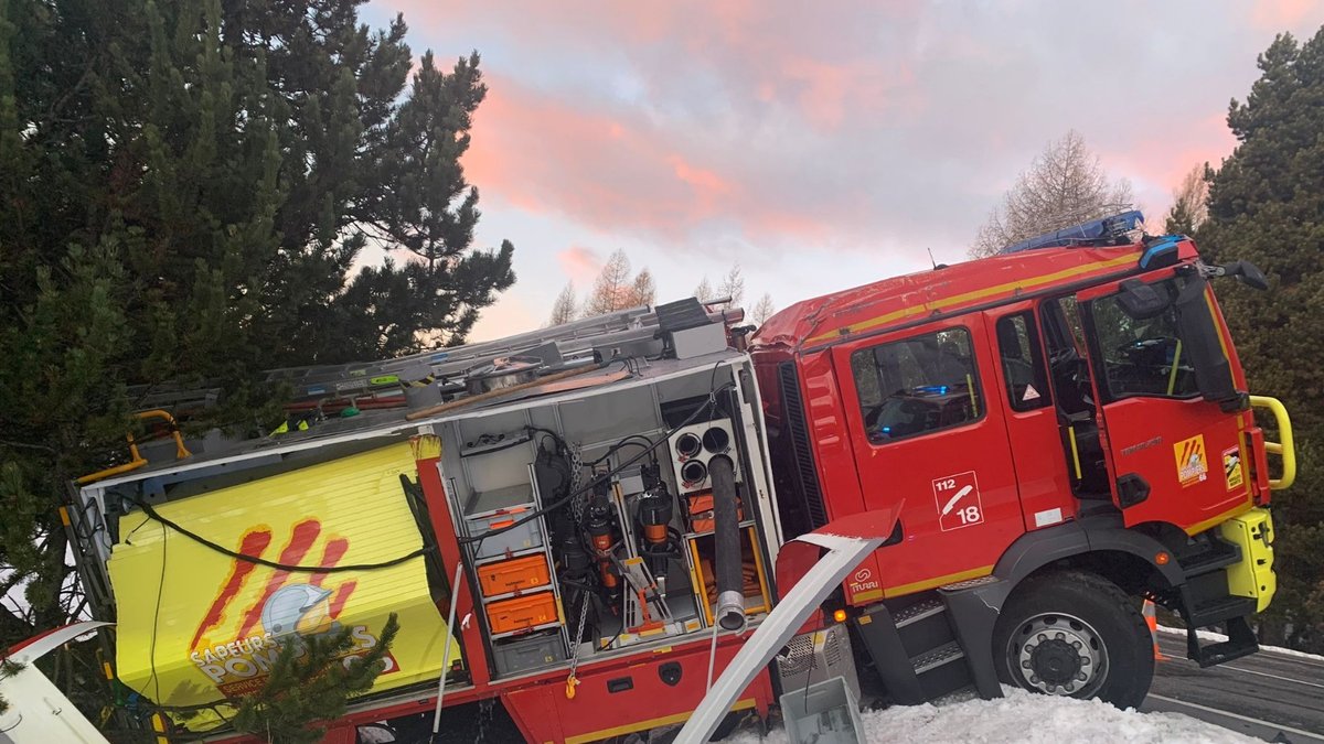 Accident de camion-citerne impliquant des pompiers à Sauto