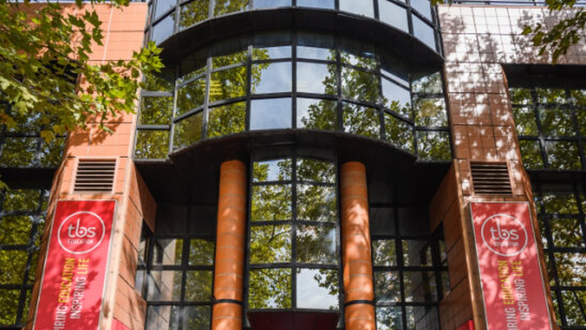 Extérieur du campus TBS Education à Toulouse lors d'une journée portes ouvertes