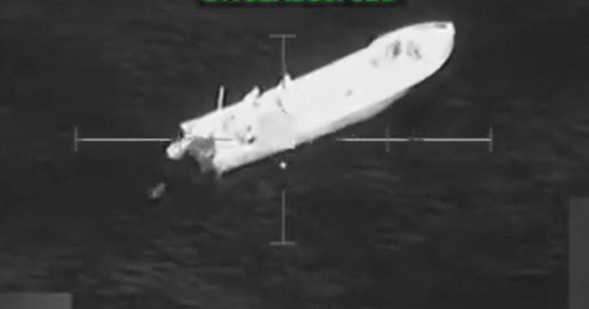 Navire suspecté de trafic de drogue en haute mer avec explosion