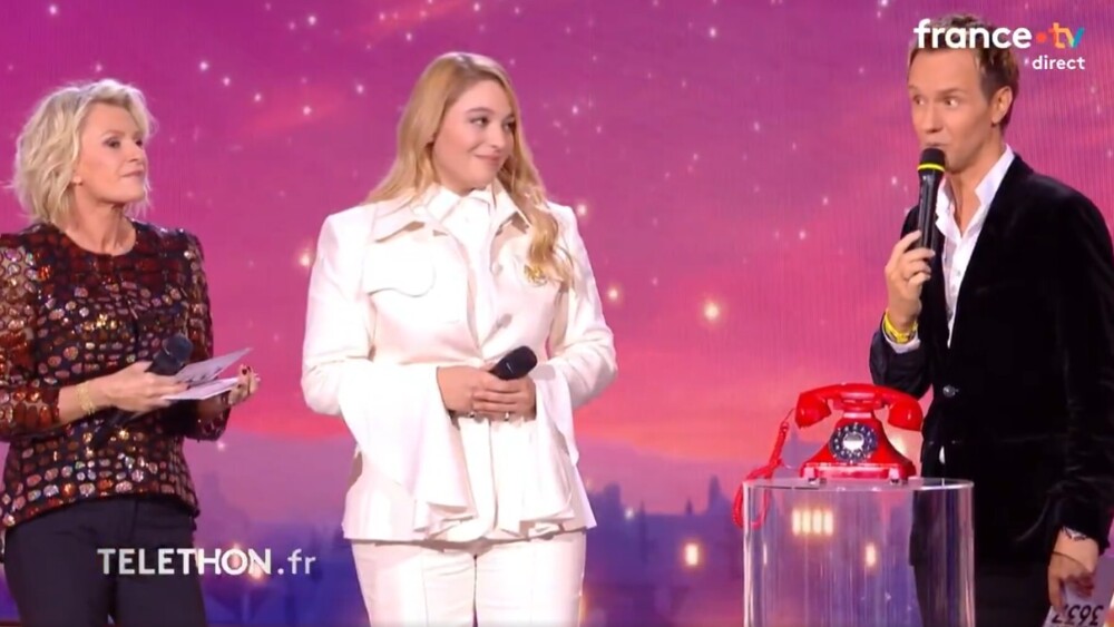 Santa au centre lors de l'annonce de son don exceptionnel