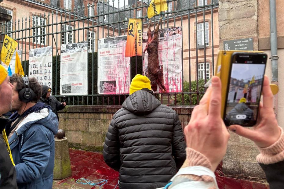 Rassemblement d'agriculteurs devant la préfecture de Rodez