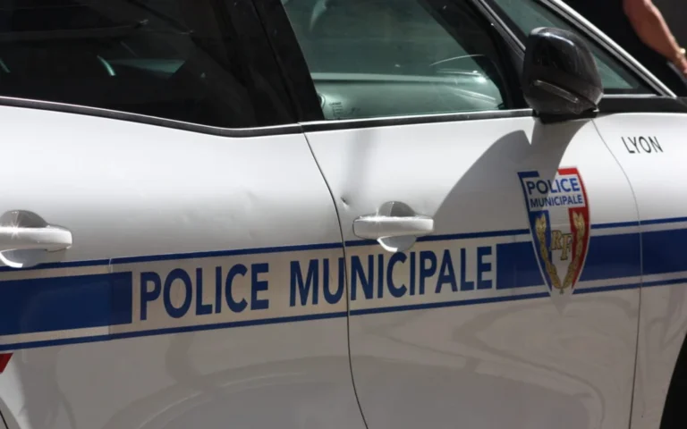 Vaulx-en-Velin: homme grièvement blessé par balles et véhicule en fuite