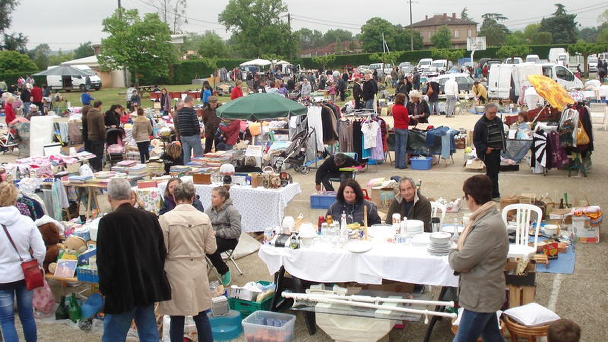 Vue générale d’un vide-greniers local animé