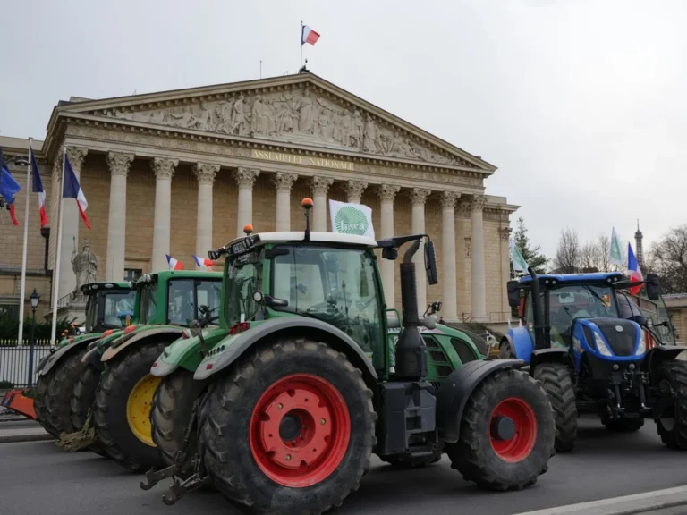 Agriculteurs à Paris : 500 tracteurs devant le Parlement