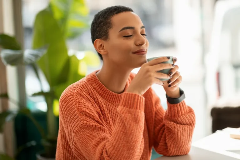 Boire du café : la clé pour bien vieillir après 70 ans selon Harvard