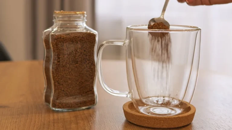 Café instantané : un risque accru de DMLA pour vos yeux