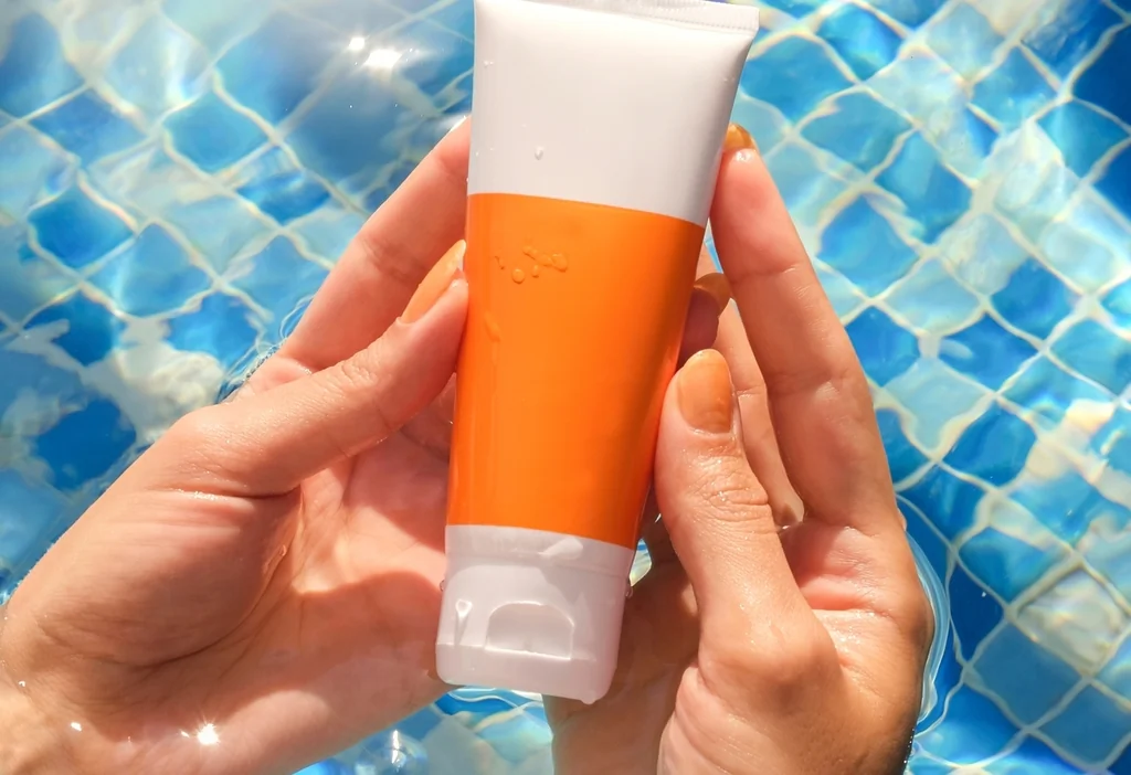 Combien de temps attendre après la crème solaire avant de se baigner ?