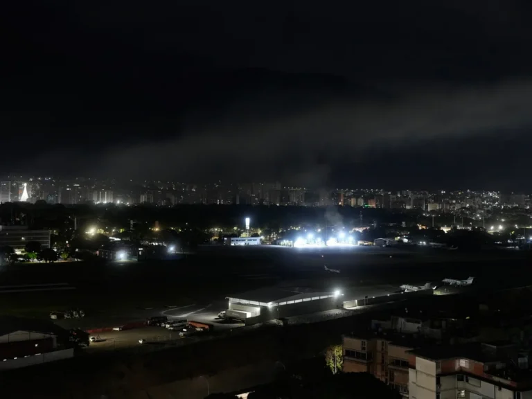 Explosions à Caracas près d'une base militaire, tensions avec les USA
