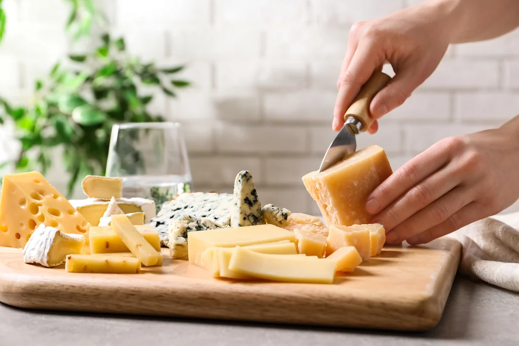 Fromage et vitamines D, K pour renforcer les os à la ménopause