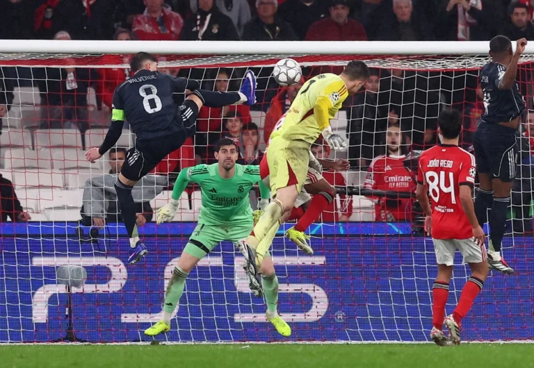 Gardien de Benfica marque à la 98e contre le Real