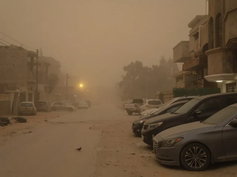 Météo extrême: Libye en alerte, tempêtes en Arabie, neige au Maroc