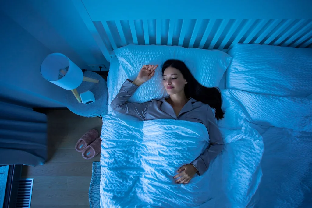 Pourquoi dormir sur le dos est bon pour votre peau