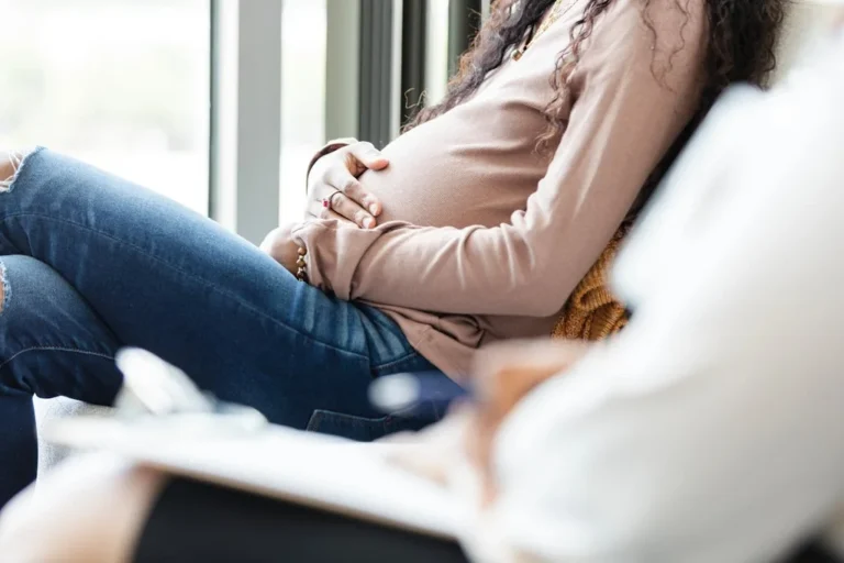 Risques de grossesse après 45 ans : ce que dit la science