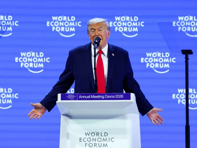 Trump à Davos : renonce à la force, mais réclame le Groenland