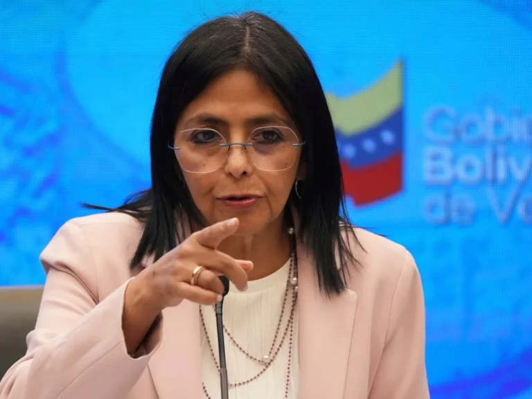 Venezuela : Delsi Rodríguez condamne les ingérences des États-Unis