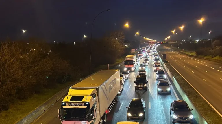 Bloquages des agriculteurs à Toulouse : perturbations sur l'A64