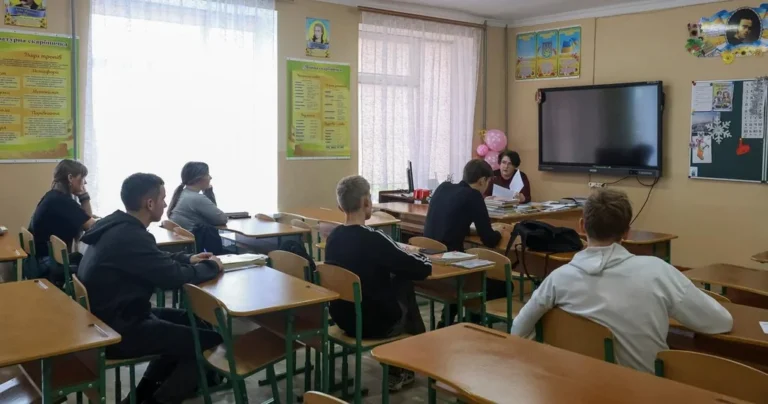 Écoles de Kiev fermées jusqu’en février après les frappes énergétiques