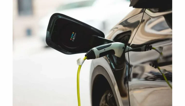 Hausse des tarifs des assurances hybrides et électriques en 2025