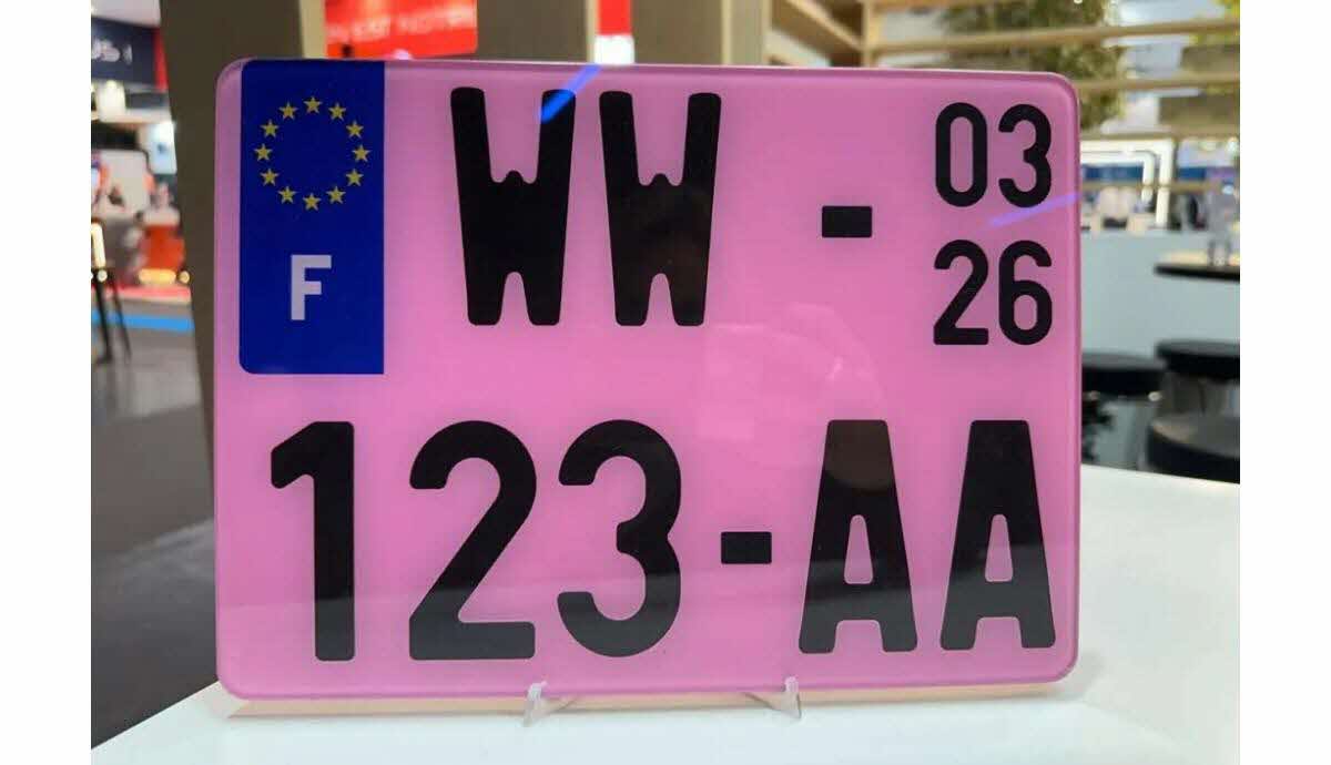 Plaque rose d’immatriculation sur véhicule provisoire