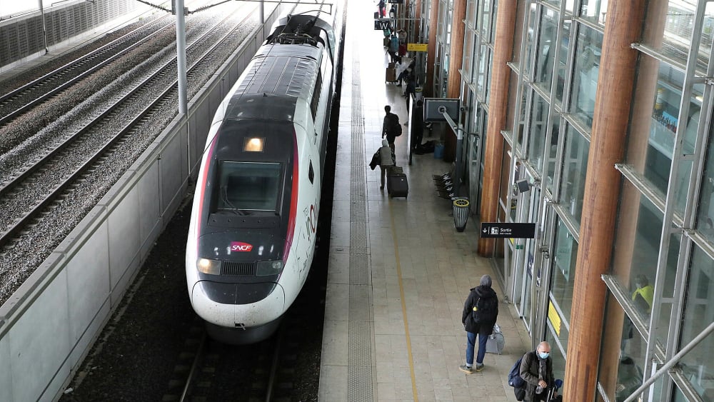 TGV sur la voie centrale en gare