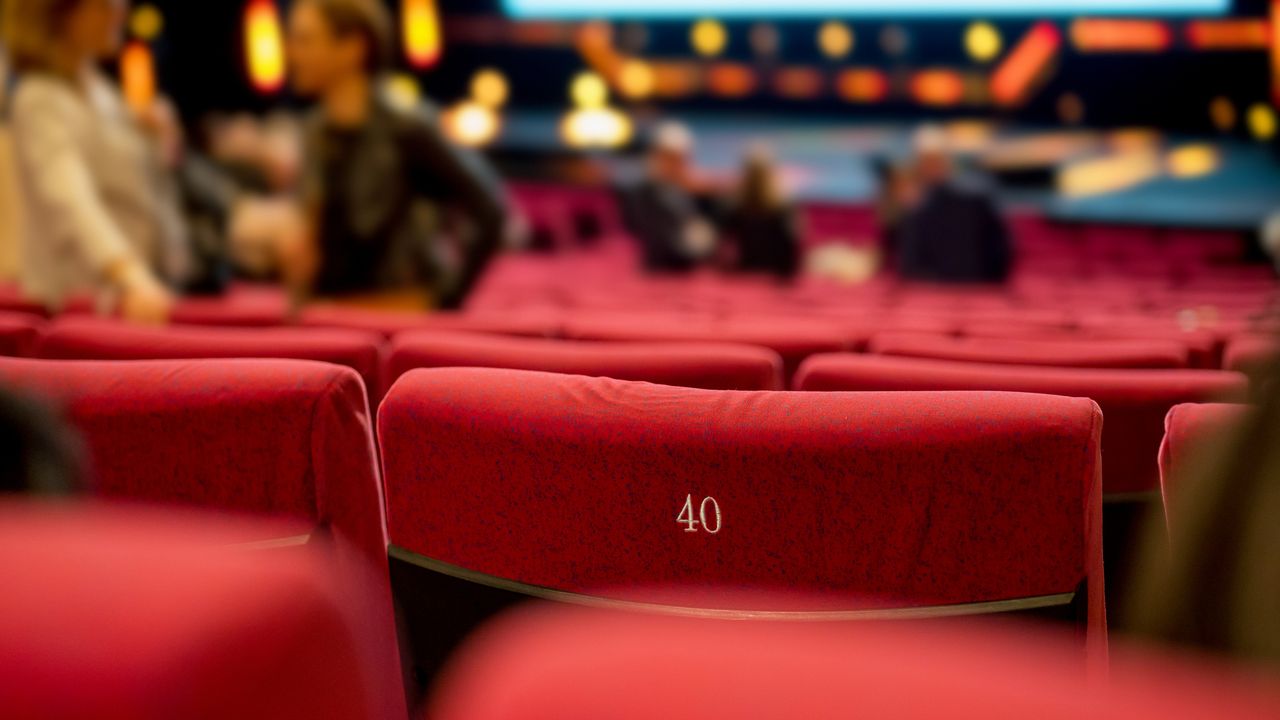 Salle de cinéma lumineuse en illustration moderne