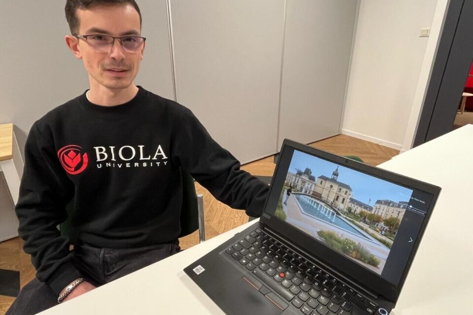 Cyril Lechat réinvente le patrimoine du Mans grâce à l’IA.