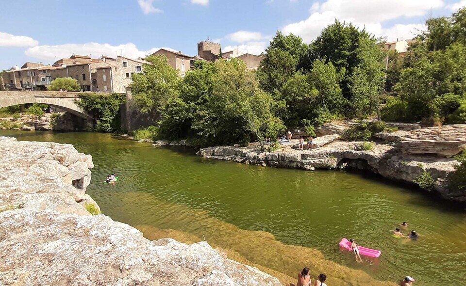 Le charmant petit village de Ribaute est traversé par la rivière l’Orbieu.