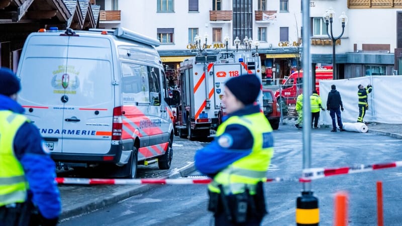 Des policiers se tiennent devant le lieu du drame dans la station de ski alpine de Crans Montana.