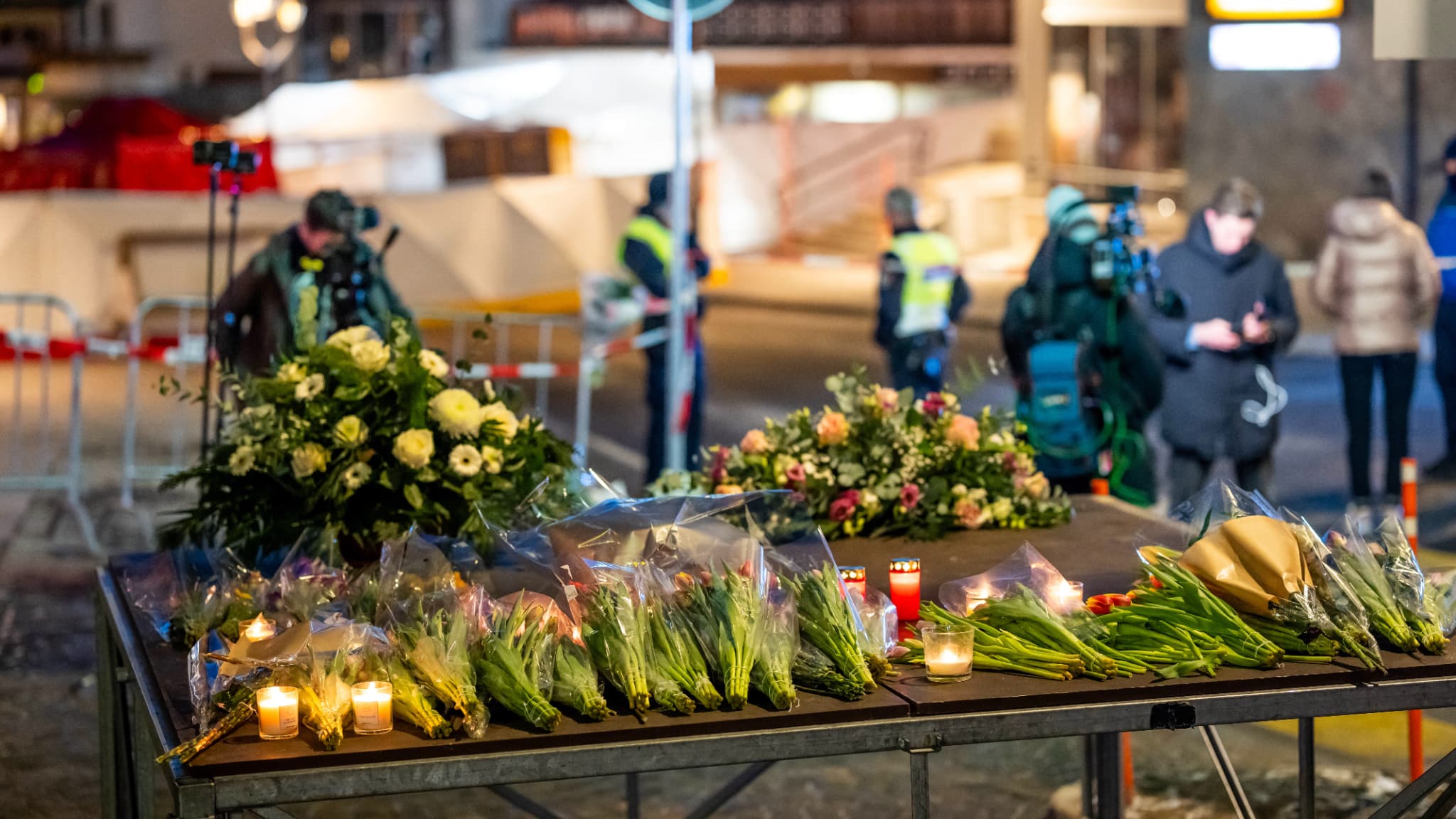 Des fleurs déposées près du bar Le Constellation à Crans-Montana