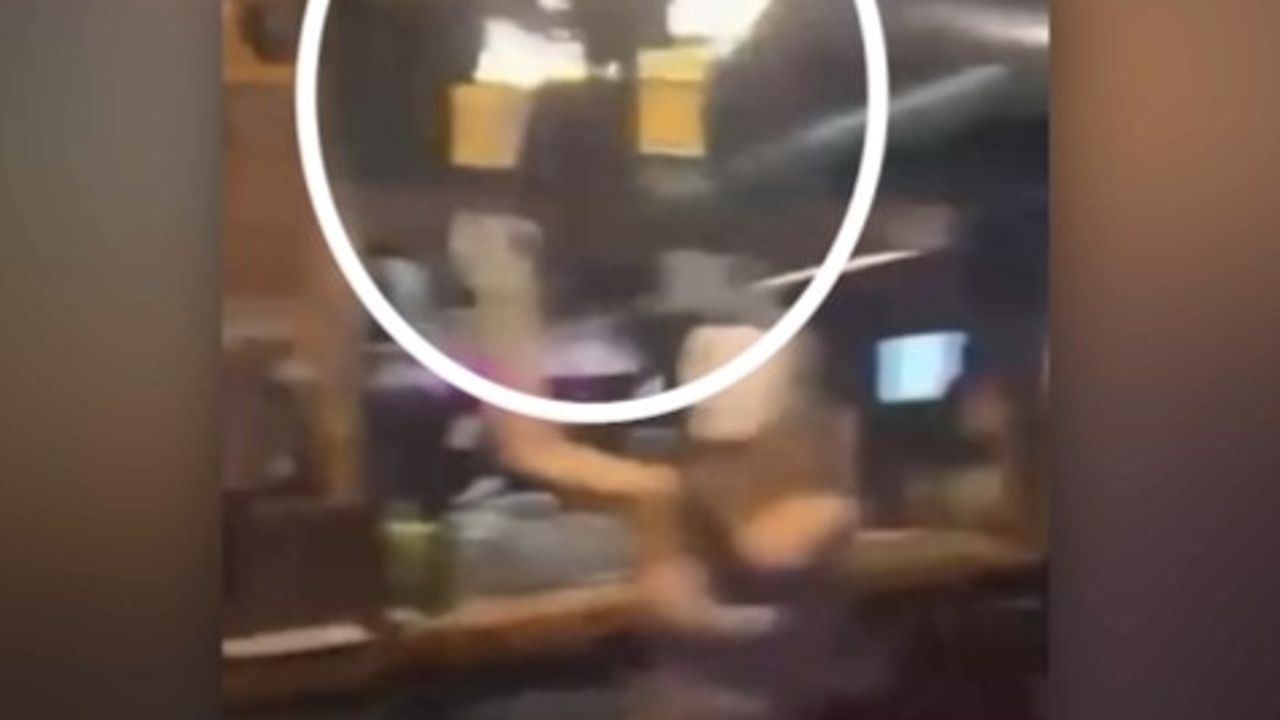 Scène avec des bouteilles et des bougies près du plafond