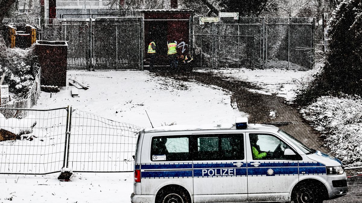 Des policiers berlinois sur les lieux de l'incendie de câbles