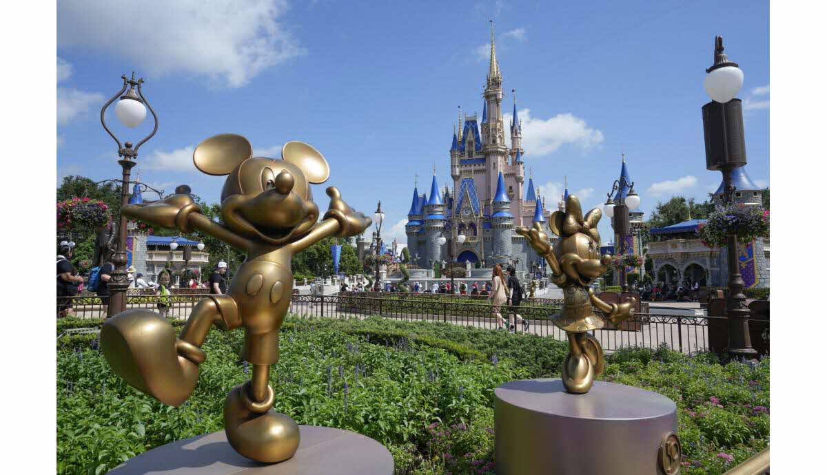 Employé de Disney World stoppant un rocher de 180 kg lors d'un spectacle