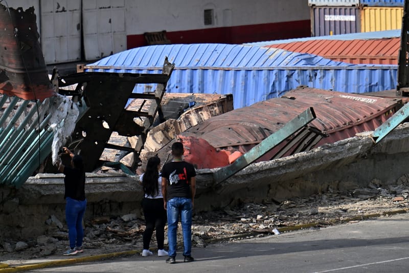 Des conteneurs détruits dans le port vénézuélien de La Guaira