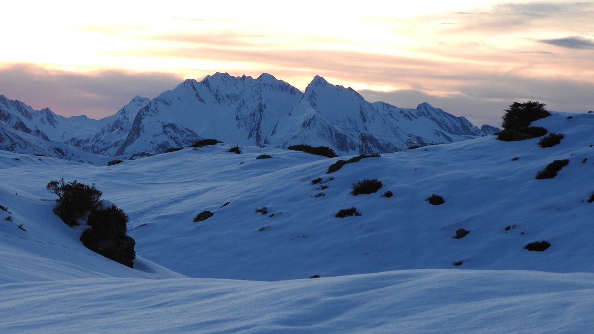 Vue générale d'une vallée pyrénéenne lors d'un événement local