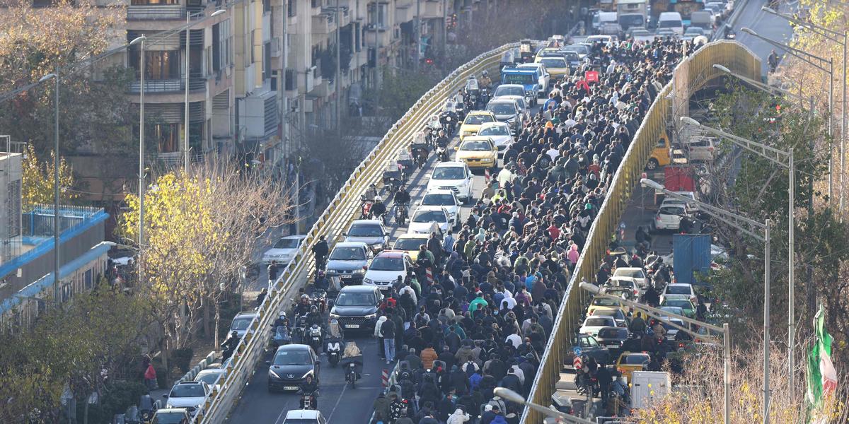 Manifestants près d’un commissariat pendant les violences en Iran