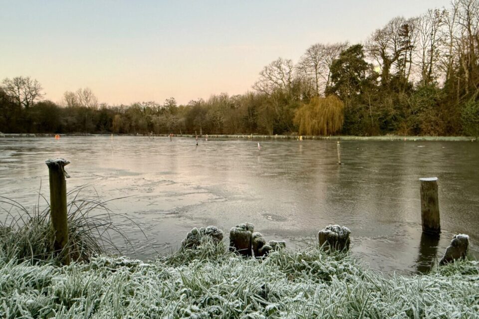 L’étang de l’Avent à Saint-Sauveur-le-Vicomte totalement gelé.