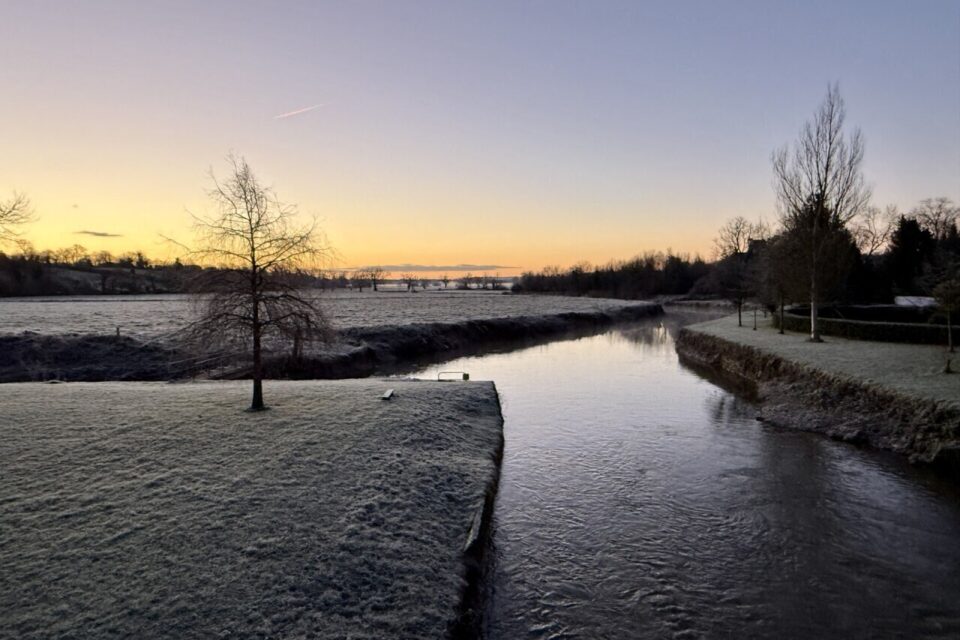 Avec – 5 degrés, de la fumée s’échappait de la Douve à Saint-Sauveur-le-Vicomte.