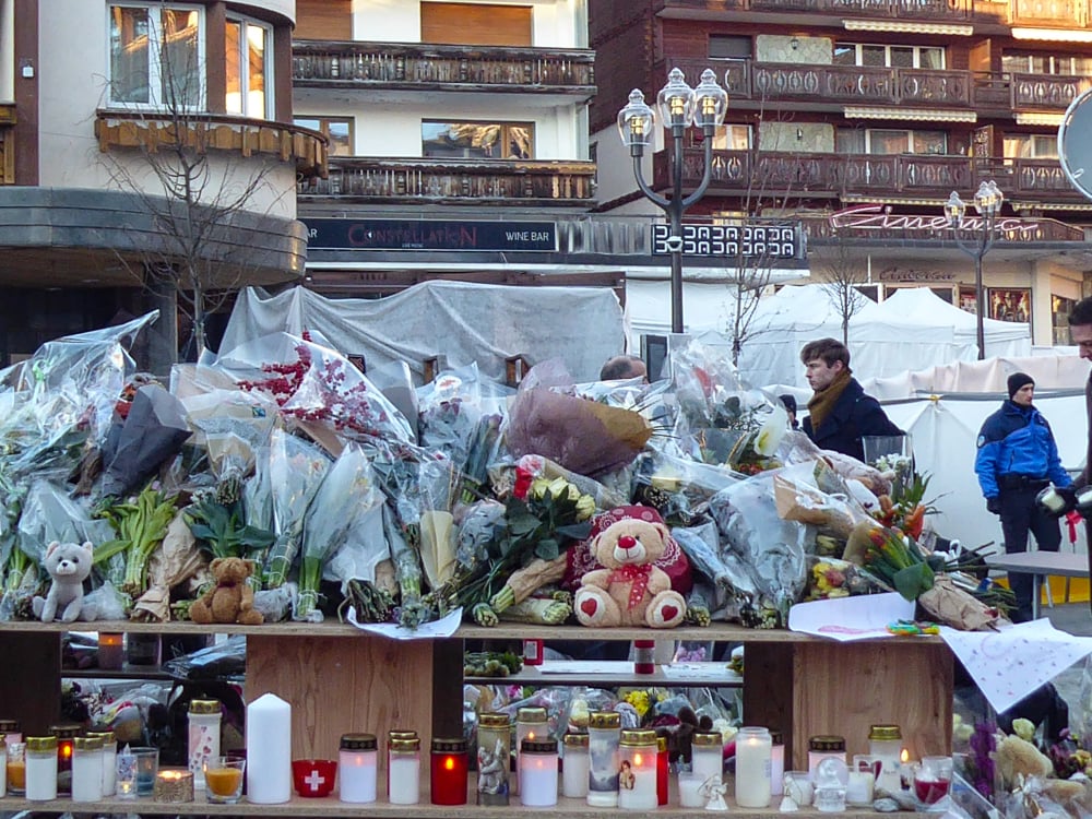Memorial devant le Constellation à Crans-Montana
