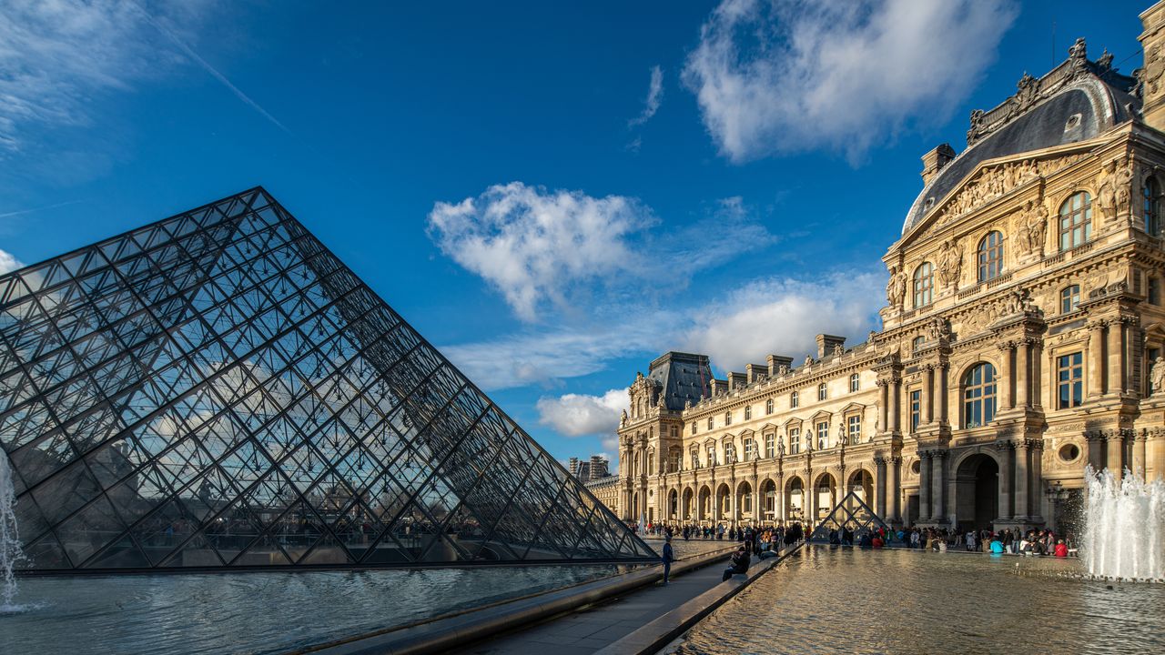 Vue partielle du Louvre pendant une grève