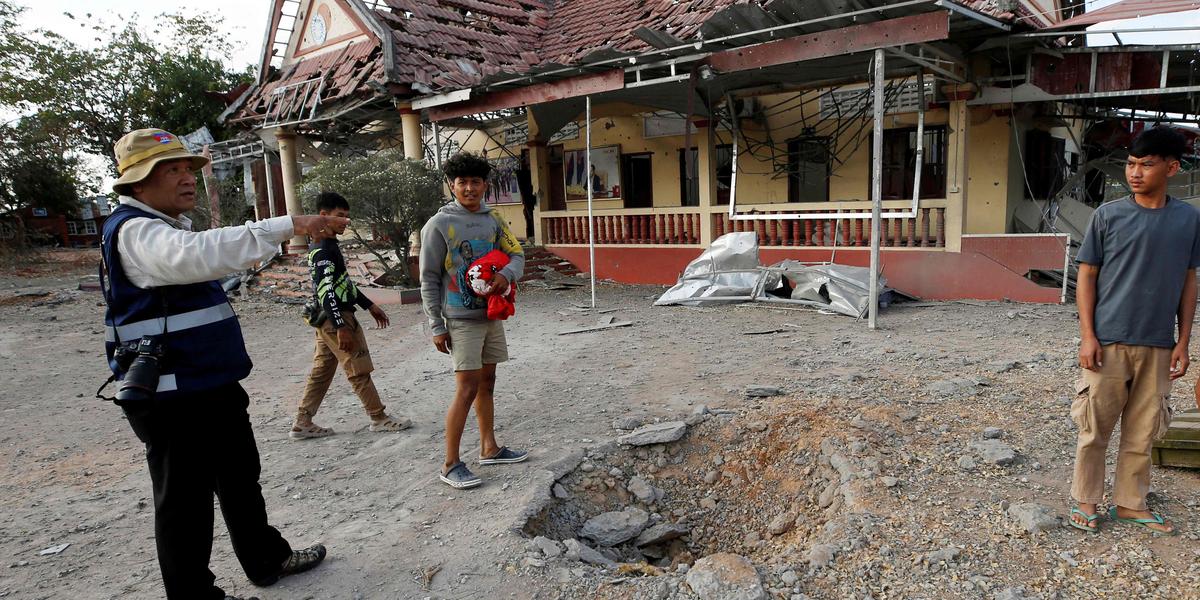 Soldats et matériel près de la frontière Thaïlande-Cambodge