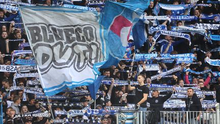 Le kop de supporters du RC Strasbourg Alsace agite un drapeau BlueCo Out