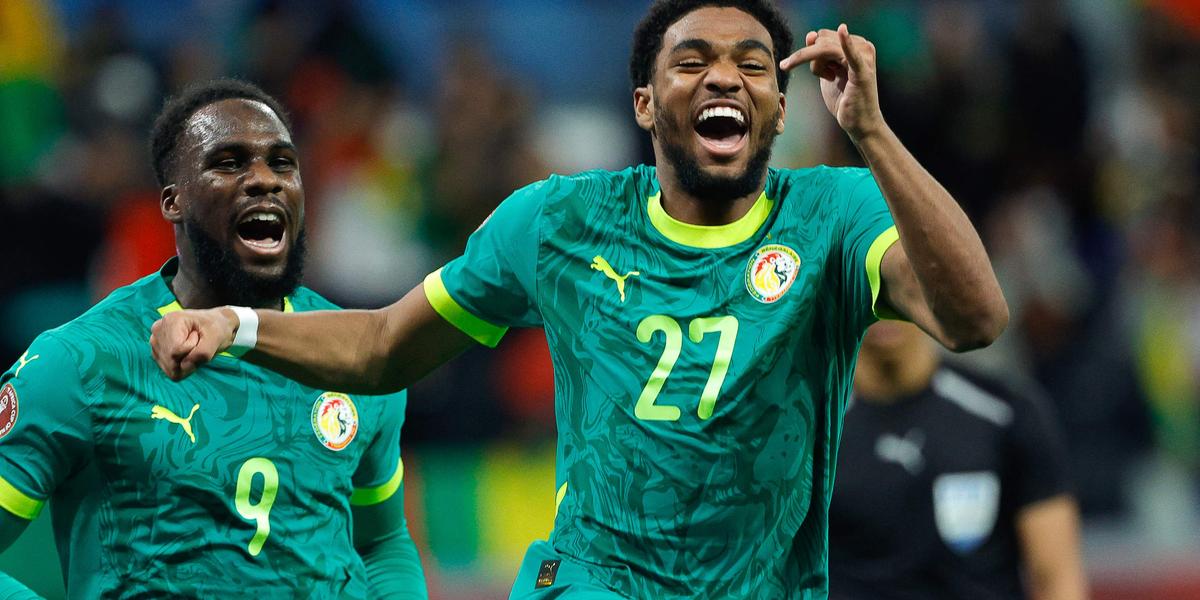 Fans et joueurs sur le terrain lors d’un match africain